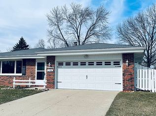 1128 Hemlock Ln, Waukesha, WI 53189