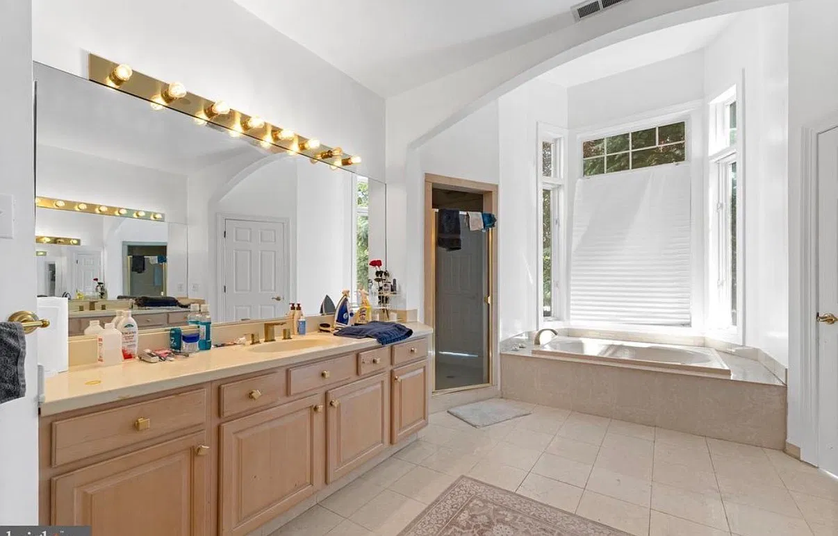 5 bed, 4515 sqft, $5,800 — Photo 4