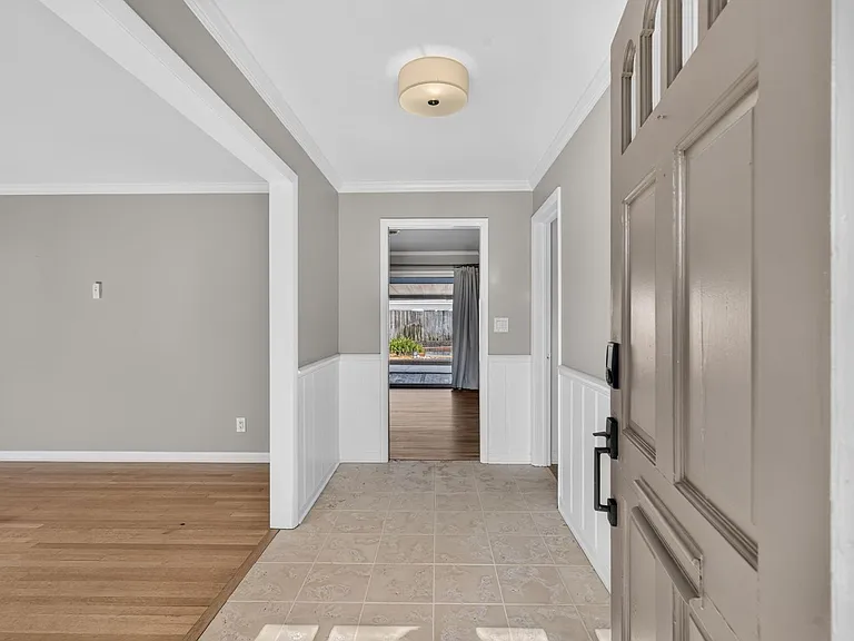 677 Selkirk Dr — Photo 5