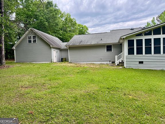 4th image of 423 Woods Rd
