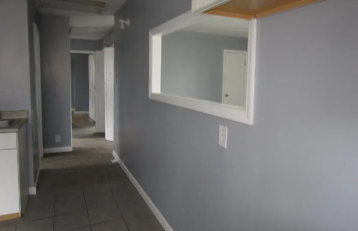 3 bed, 960 sqft, $1,300 — Photo 3