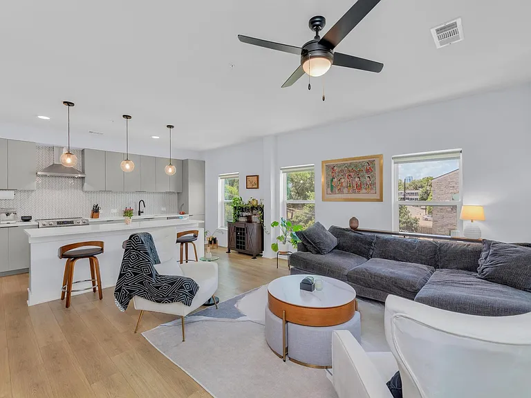 2500 Longview St #323 — Photo 4