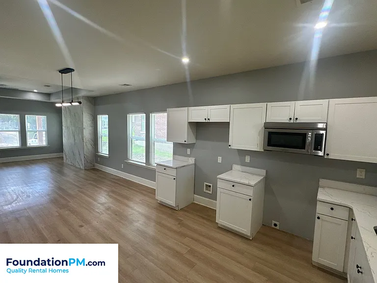 910 Dickinson St — Photo 5
