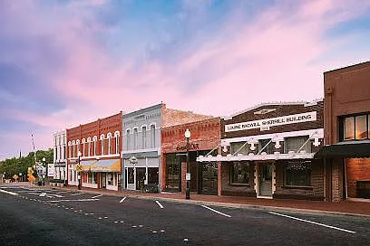 5 minute drive to Downtown Plano (E 15th Street)