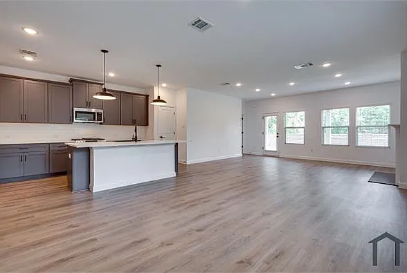 1412 Victoria St — Photo 4