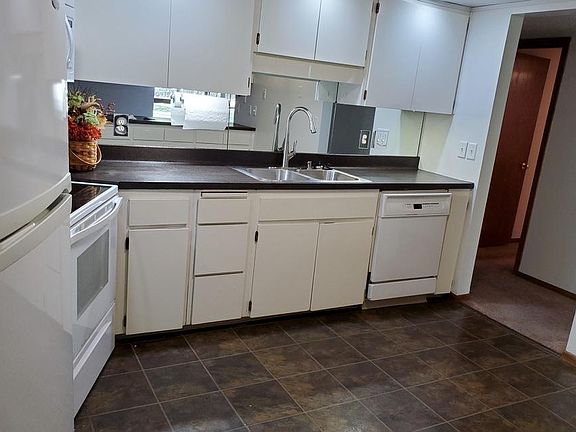 3rd image of 1700 Lexington Ave S APT 101