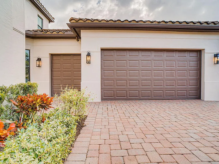 170 SE Calmo Cir — Photo 2