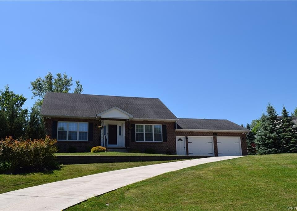 1st image of 17 Fairway Dr