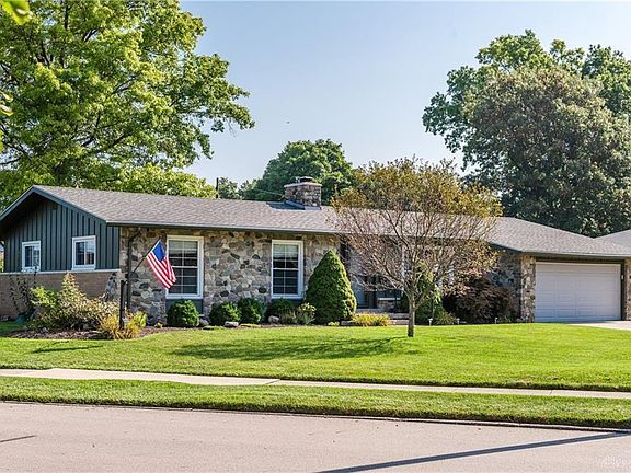 3rd image of 325 Robin Hood Ln