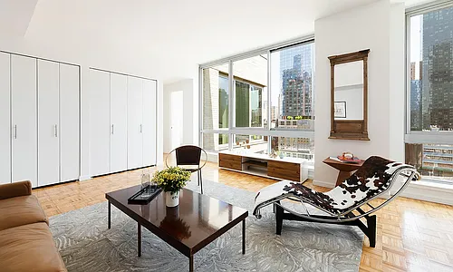 455 W 37th St Photo 1