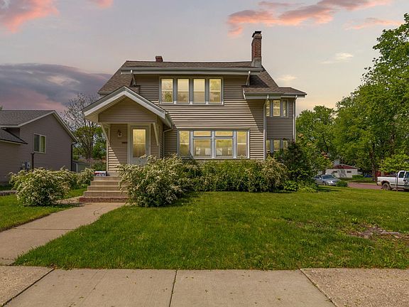 3rd image of 619 2nd Ave NE
