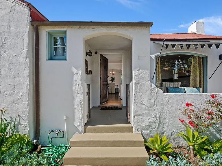 224 W Cota St — Photo 6