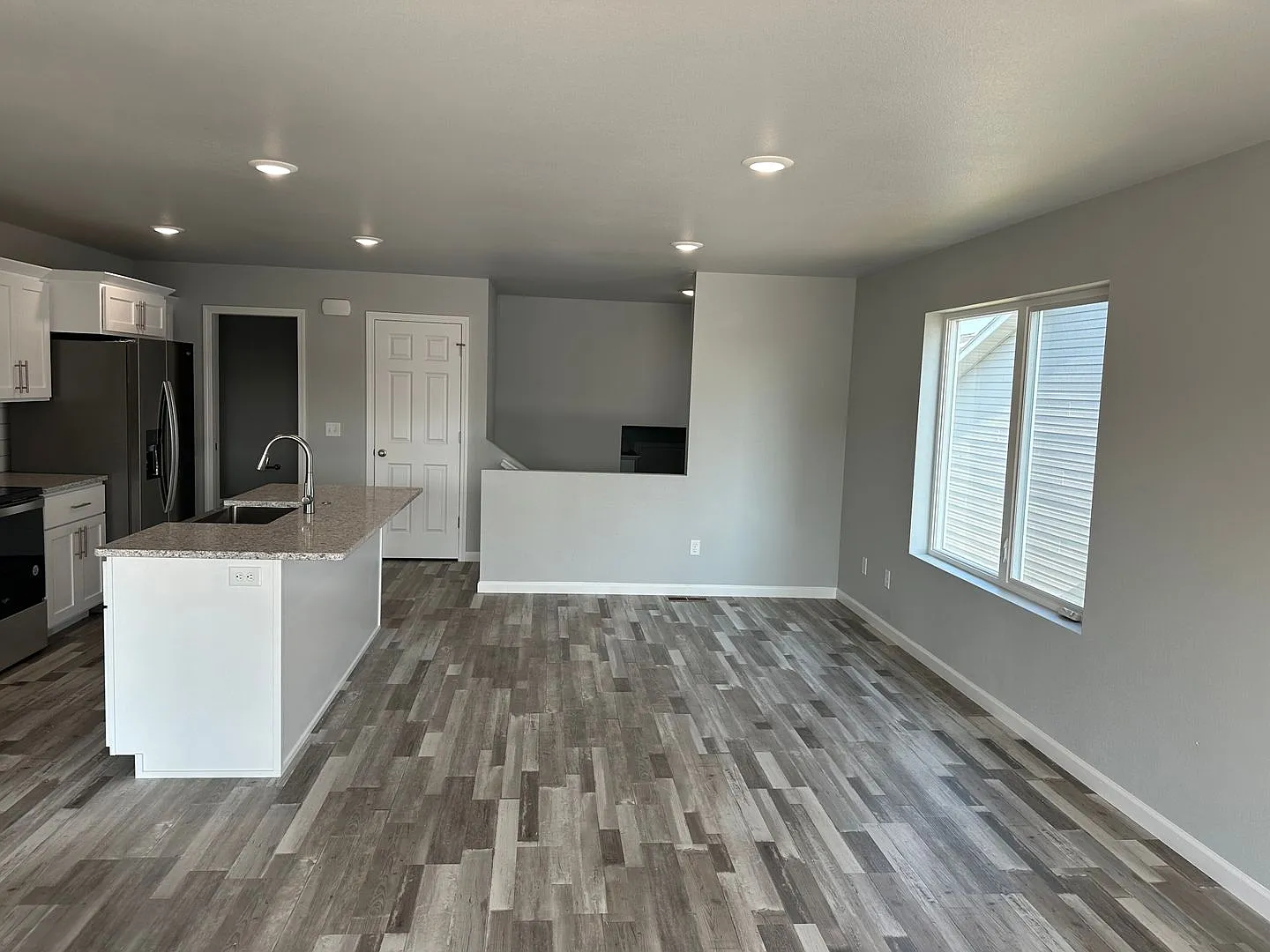 Stunning Modern Home for Rent - 117 Marshall Loop — Photo 3