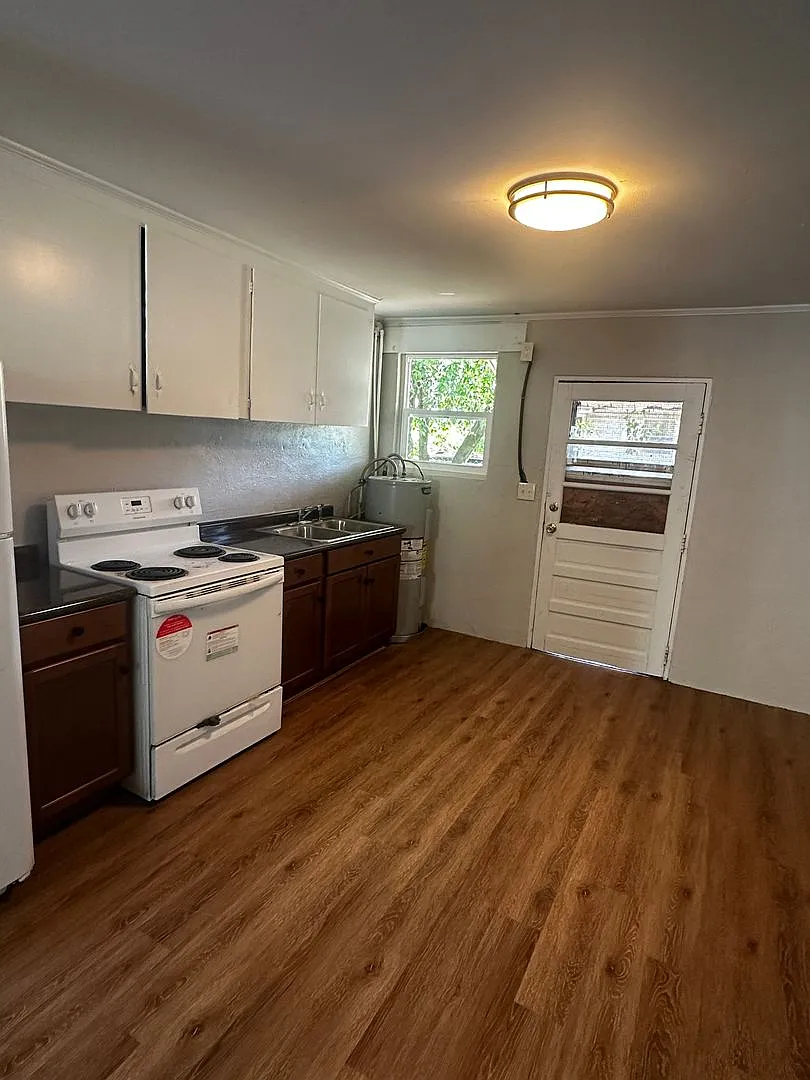 West Columbia Convenience — Photo 1