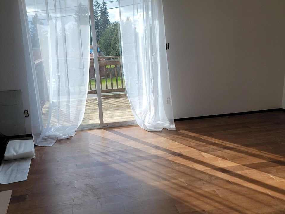 LARGE Family room with New Premium quality wood floor just installed!
More pics will be uploaded soon