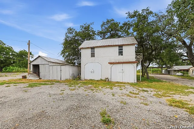 8811 FM 471 N — Photo 24