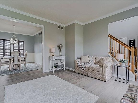 5th image of 76 Winchester Dr