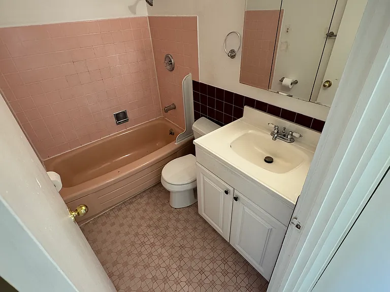 Townvue Heights Apartments — Photo 12