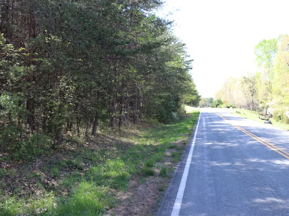 29 Scruggs Rd, Moneta, VA 24121