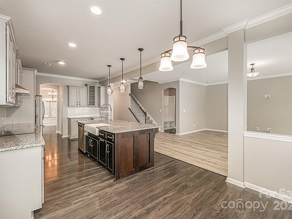 3rd image of 137 Maggie Dr