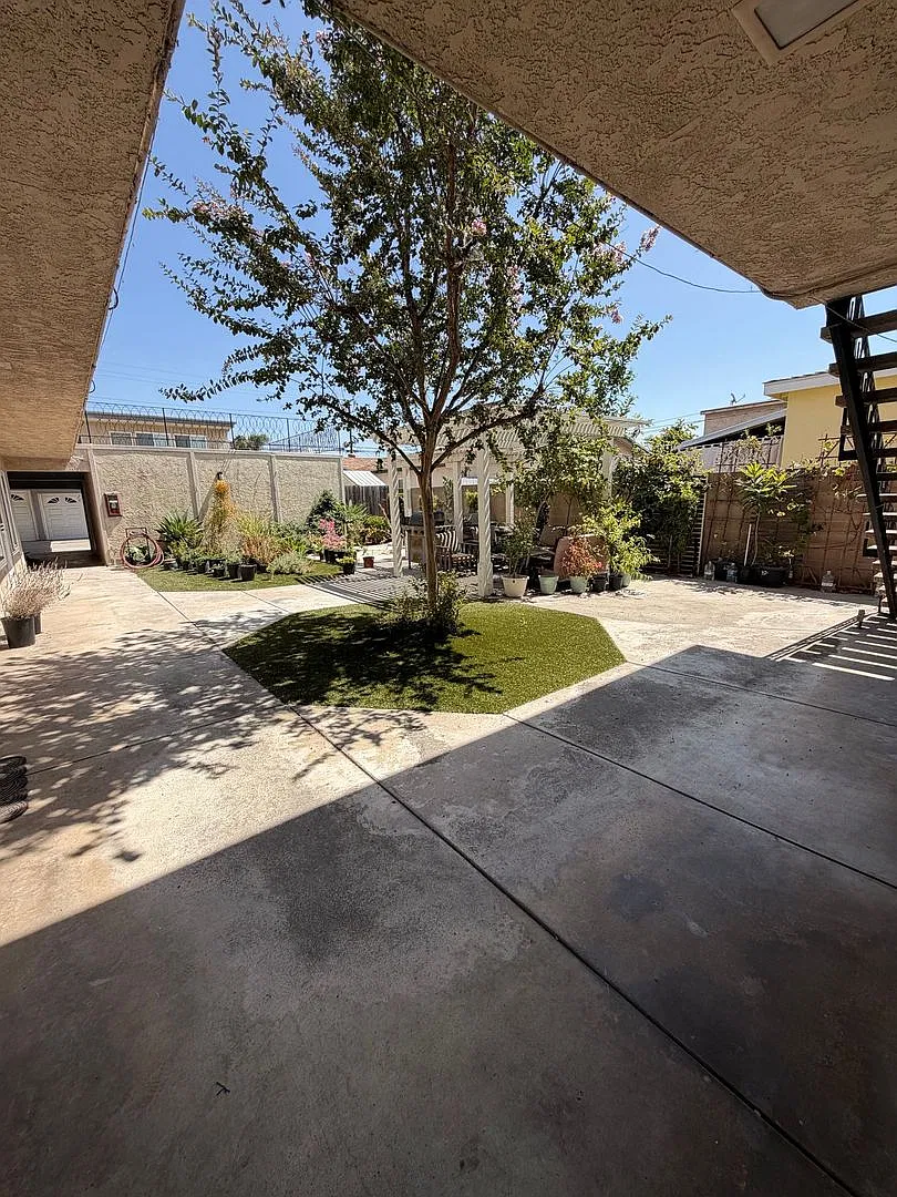 3921 Howard — Photo 3