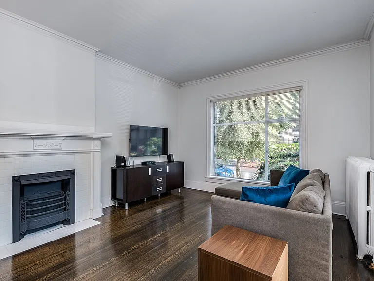 935 Jervis St — Photo 13