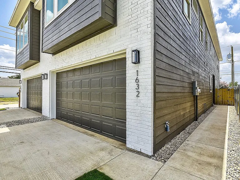 1632 Davis Ave — Photo 2