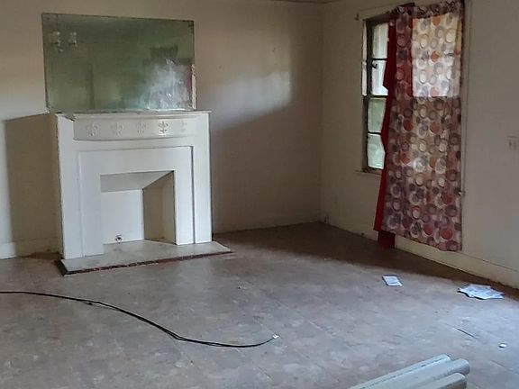 2nd image of 1370 Plum St