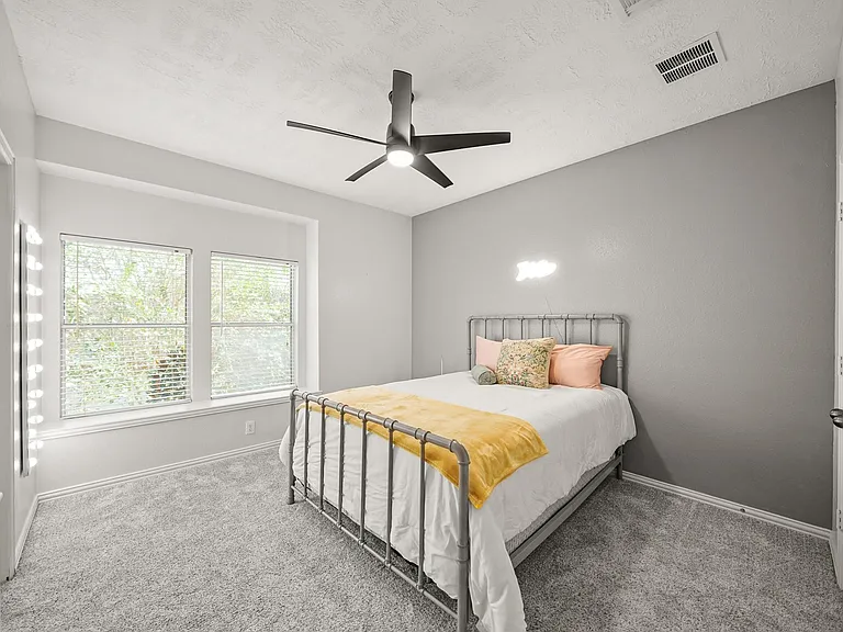 4703 Oxbow Cir W — Photo 33