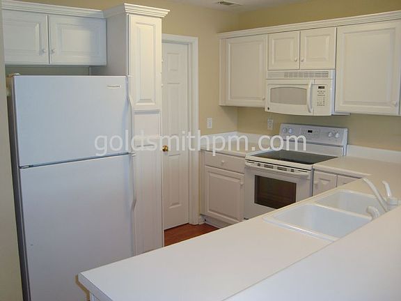 3rd image of 657 Ivybrooke Ave