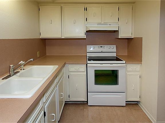 Kitchen has smooth cooktop range