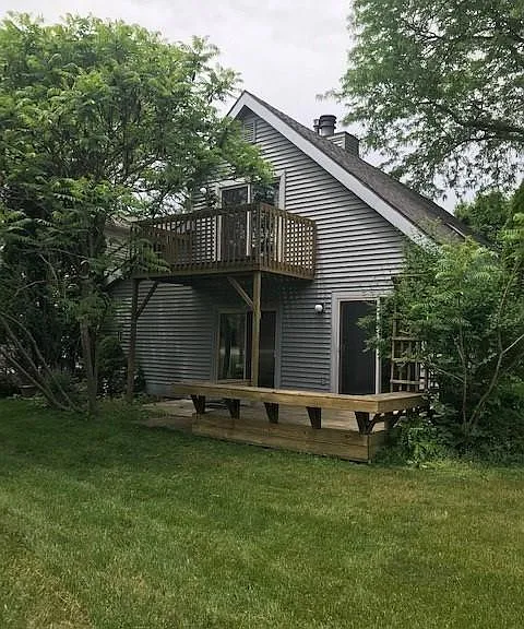 Rear view with 2 decks