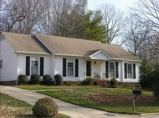 206 Village Ln, Greensboro, NC 27409