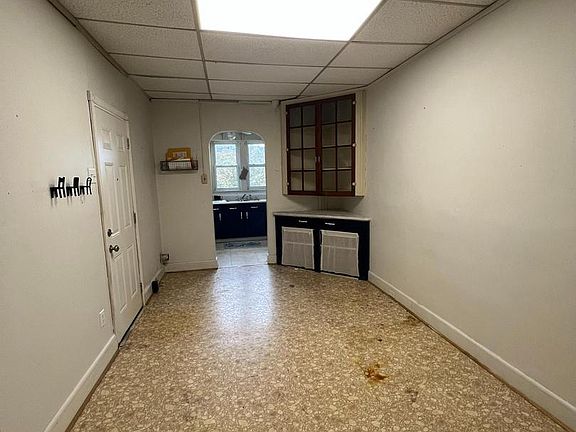 3rd image of 122 E Market St