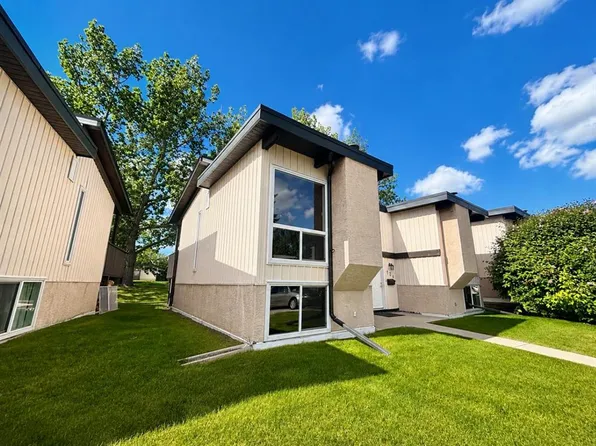 129 N Oaktree Ln SW, Calgary, AB T2V 4E3