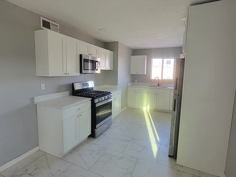 430 Corregidor Ave #B — Photo 9
