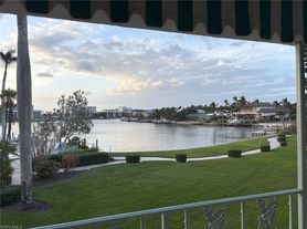 383 Harbour Dr, Naples, FL