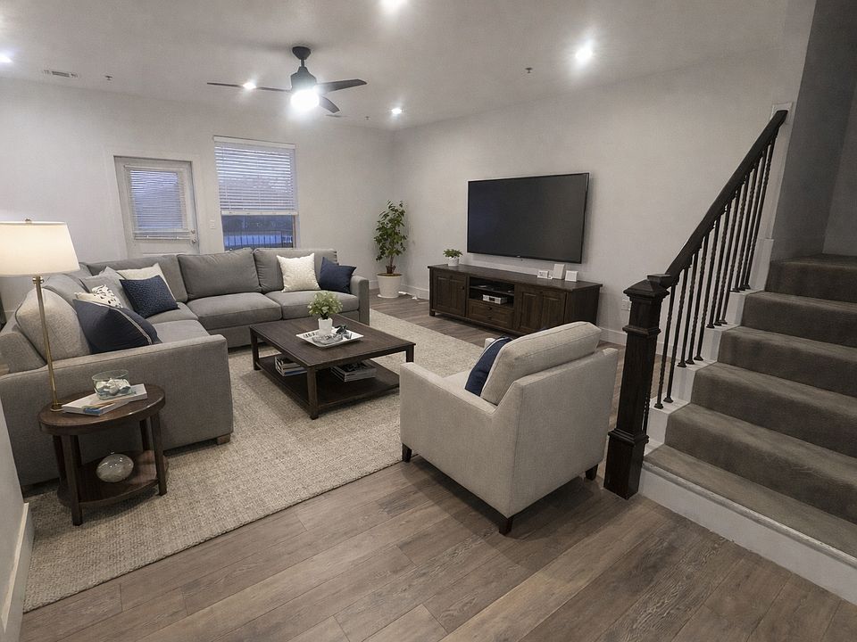Living room
(example set up, apartment not furnished)