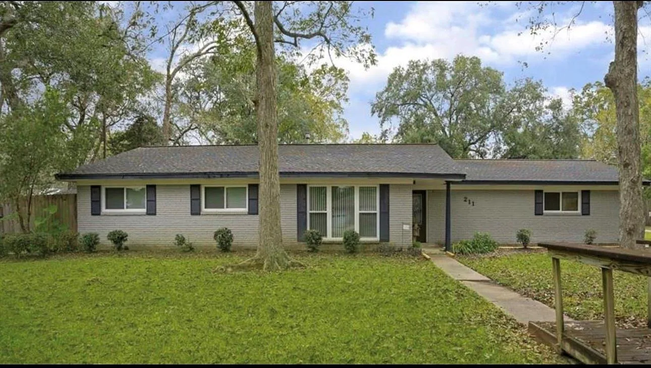 3 bed, 2.0 bath, 2013 sqft, $2,100 — Photo 1