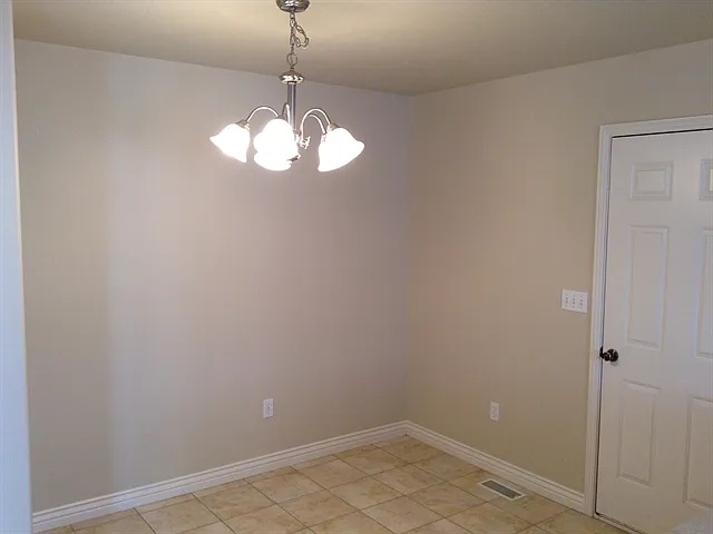 6 bed, 3.0 bath, 2400 sqft, $2,745 — Photo 4
