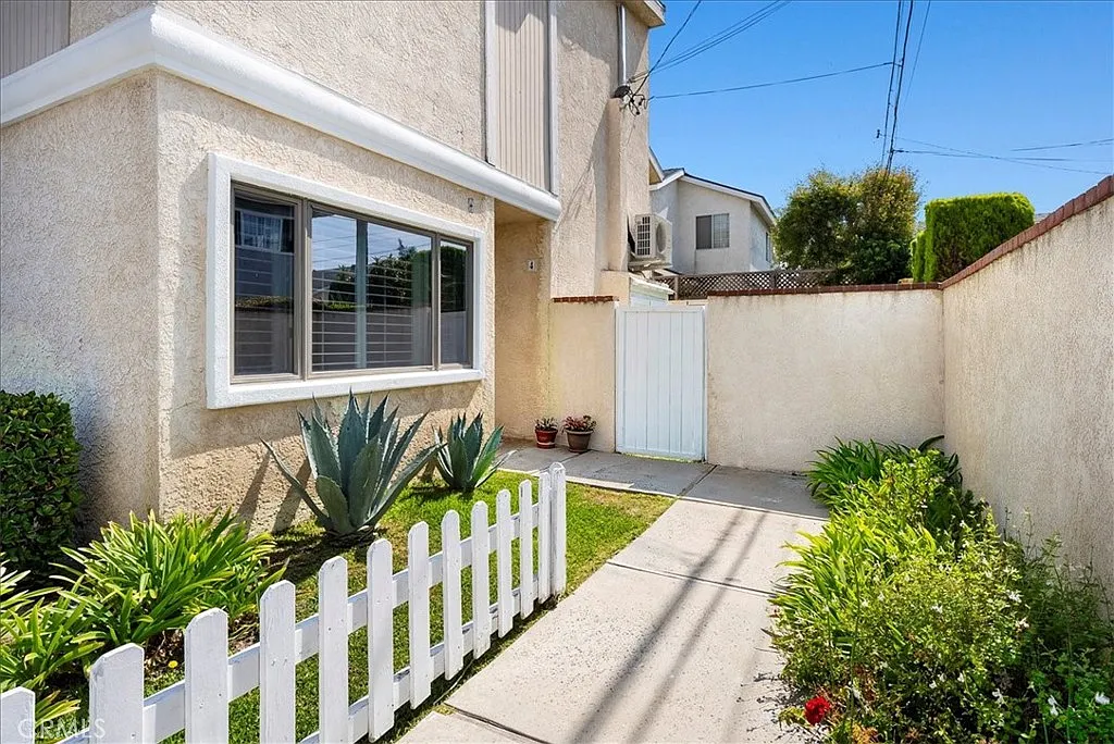 3 bed, 2.5 bath, 1394 sqft, $5,600 — Photo 2