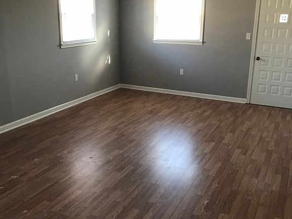 3rd image of 454 Coombs Dr