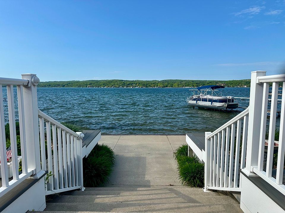 1st image of 4554 Crescent Beach Rd