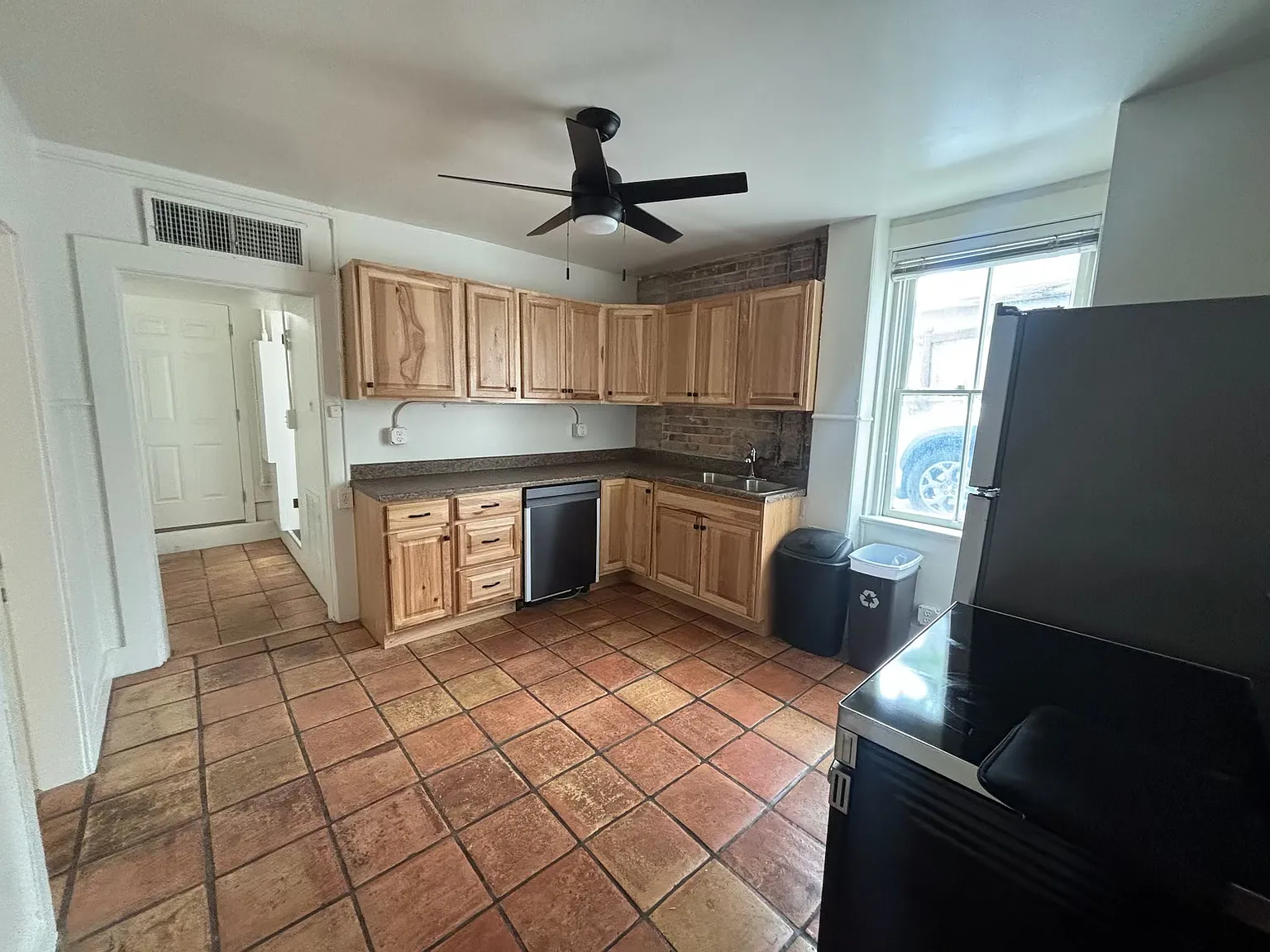 3 bed, 1150 sqft, $2,200 — Photo 4