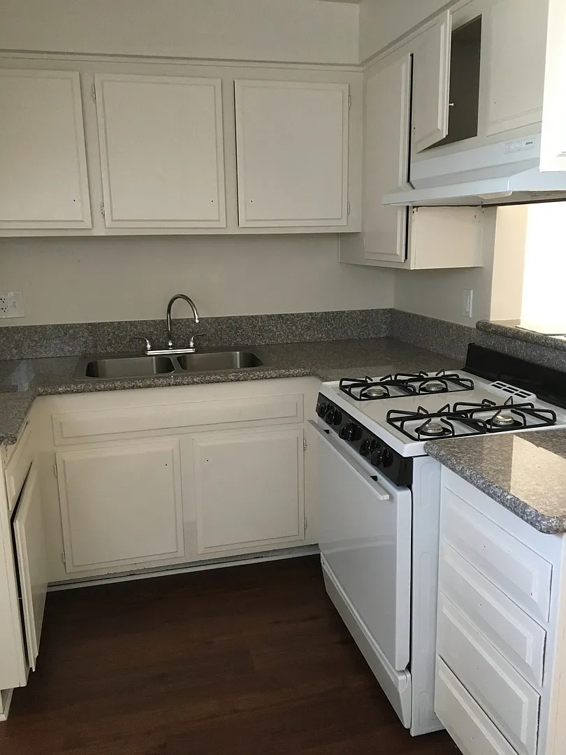 Coach House Apartments — Photo 3
