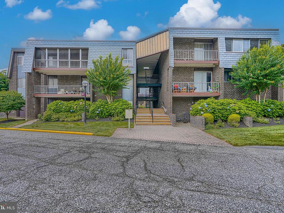 1st image of 37 Stonehenge Cir APT 10