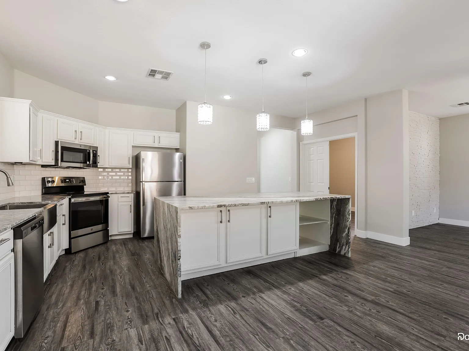 4 bed, 3.0 bath, 2518 sqft, $2,650 — Photo 3