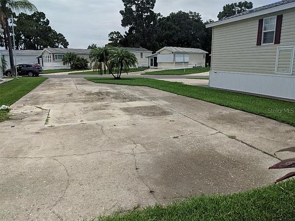 5th image of 210 Crown Point Dr