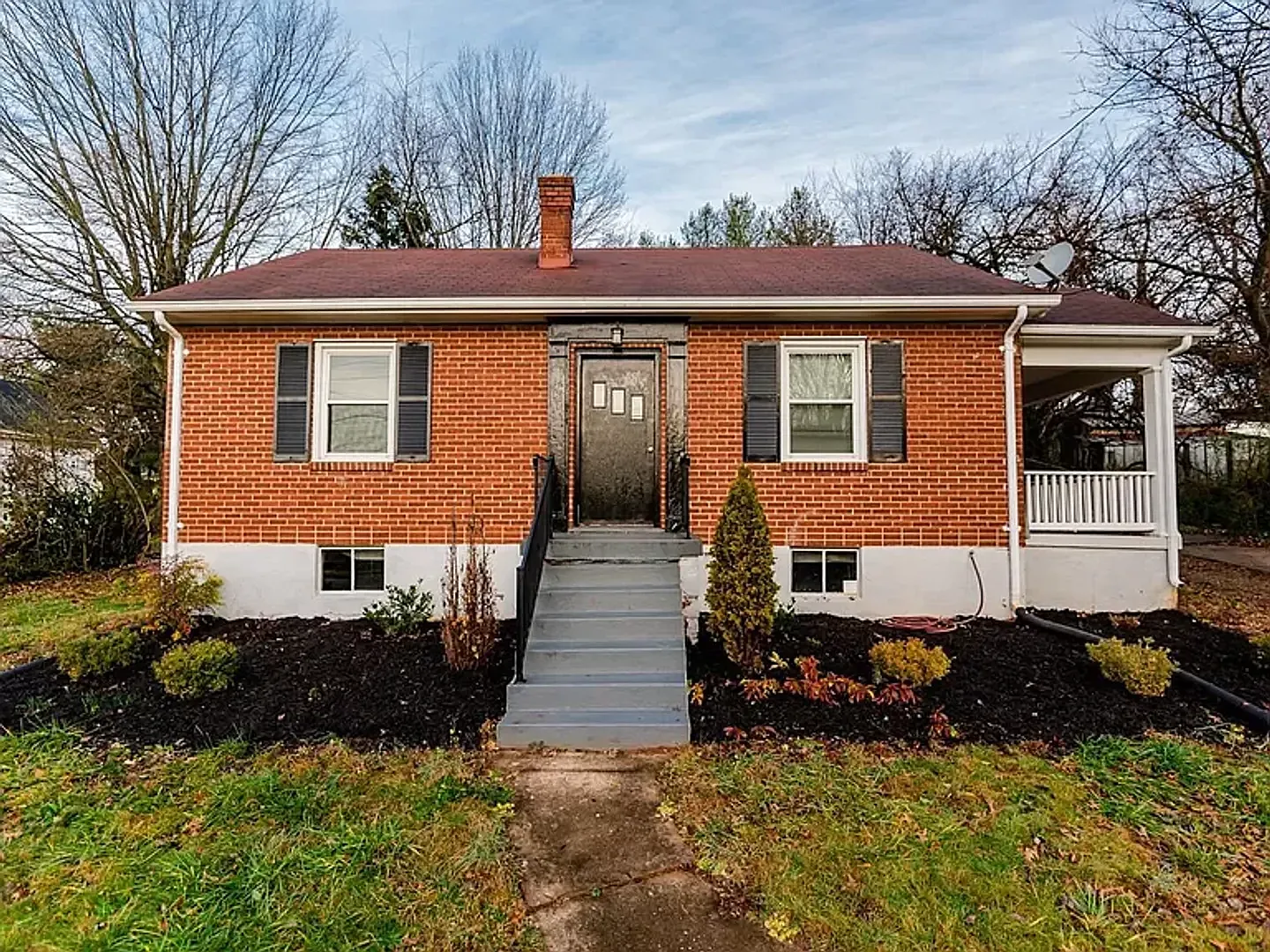 Cheery 3 Bedroom Home in a Convenient Lynchburg Location — Photo 1