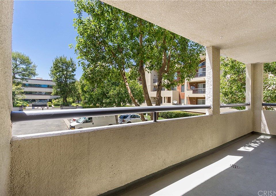 1st image of 5540 Owensmouth Ave APT 121